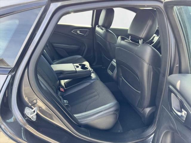 Photo of 2015 Granite Crystal Metallic Clearcoat Chrysler 200