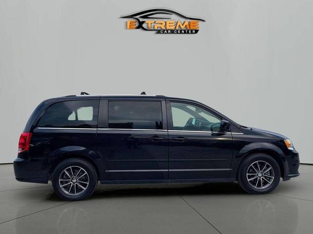 Photo of 2017 Black Onyx Crystal Pearlcoat Dodge Grand Caravan