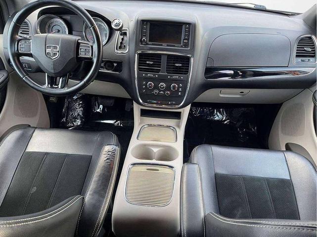Photo of 2017 Black Onyx Crystal Pearlcoat Dodge Grand Caravan