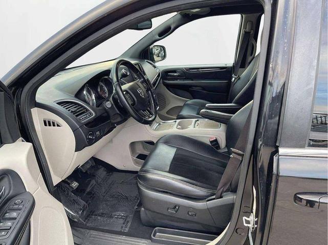 Photo of 2017 Black Onyx Crystal Pearlcoat Dodge Grand Caravan