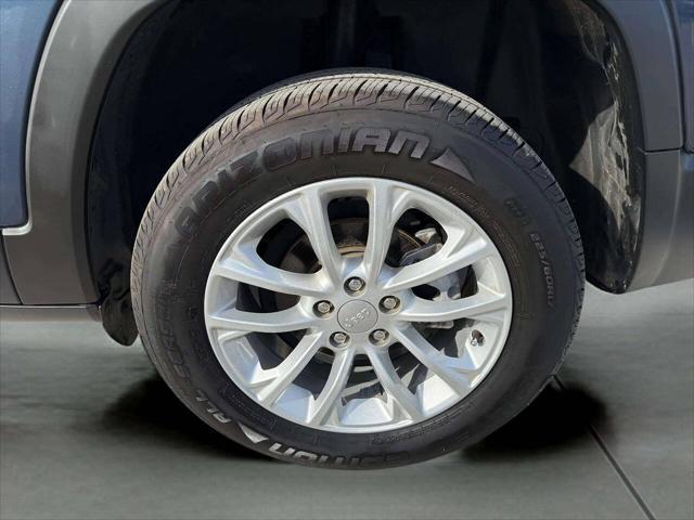 Photo of 2020 Slate Blue Pearlcoat Jeep Cherokee