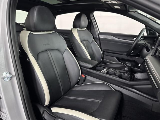 Photo of 2025 Wolf Gray Kia K5
