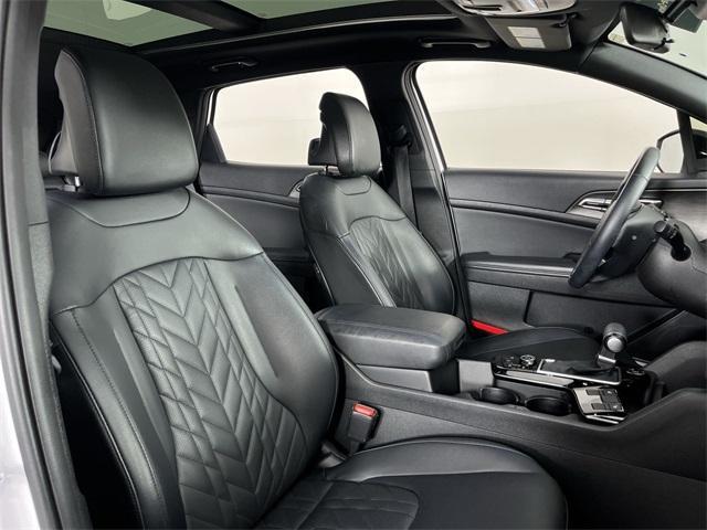 Photo of 2023 Glacial White Pearl Kia Sportage
