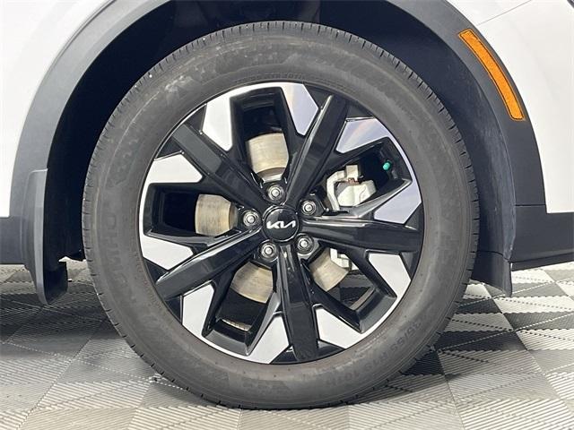 Photo of 2023 Glacial White Pearl Kia Sportage