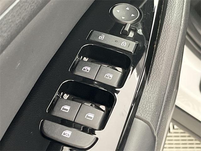 Photo of 2023 Glacial White Pearl Kia Sportage