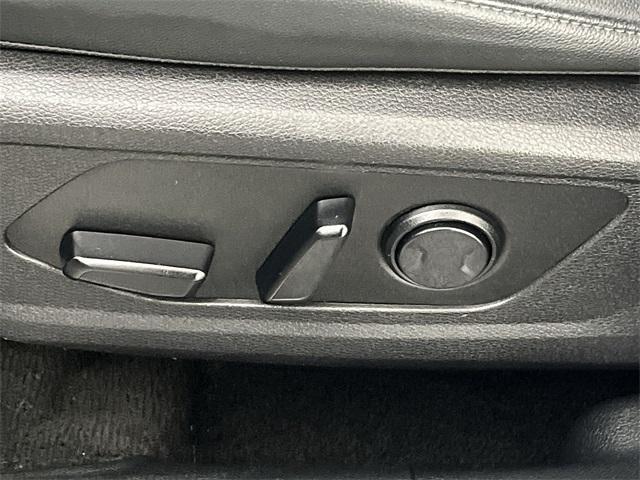 Photo of 2023 Glacial White Pearl Kia Sportage
