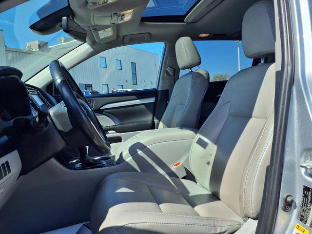 Photo of 2019 Celestial Silver Metallic Toyota Highlander