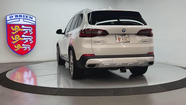 Photo of 2022 Mineral White Metallic BMW X5