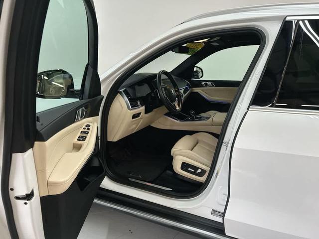 Photo of 2022 Mineral White Metallic BMW X5