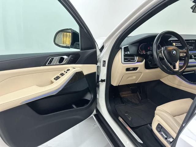 Photo of 2022 Mineral White Metallic BMW X5