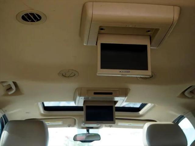 Photo of 2013 White Diamond Tricoat Chevrolet Suburban
