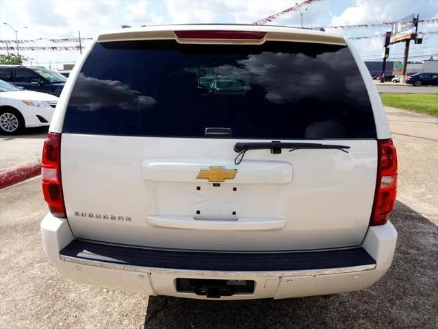 Photo of 2013 White Diamond Tricoat Chevrolet Suburban