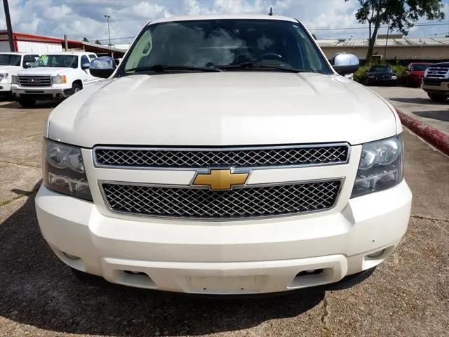 Photo of 2013 White Diamond Tricoat Chevrolet Suburban