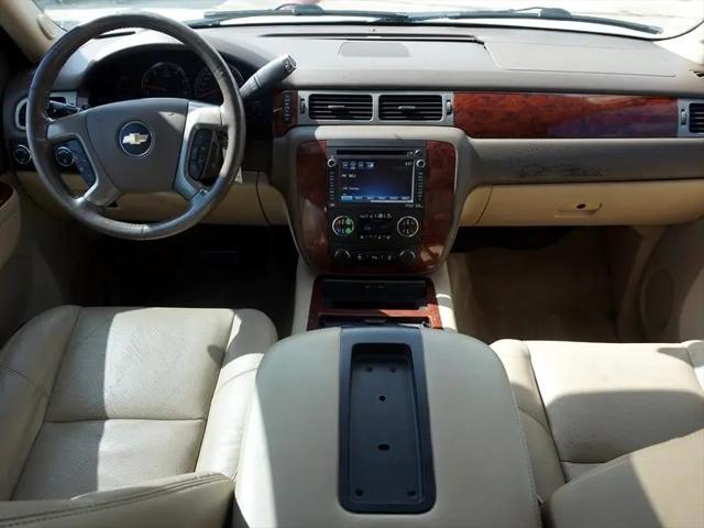 Photo of 2013 White Diamond Tricoat Chevrolet Suburban