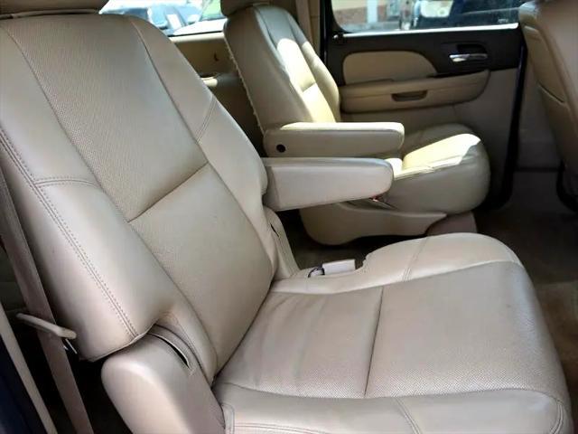 Photo of 2013 White Diamond Tricoat Chevrolet Suburban