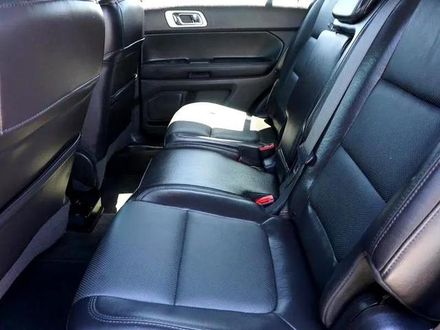 Photo of 2015 Tuxedo Black Metallic Ford Explorer
