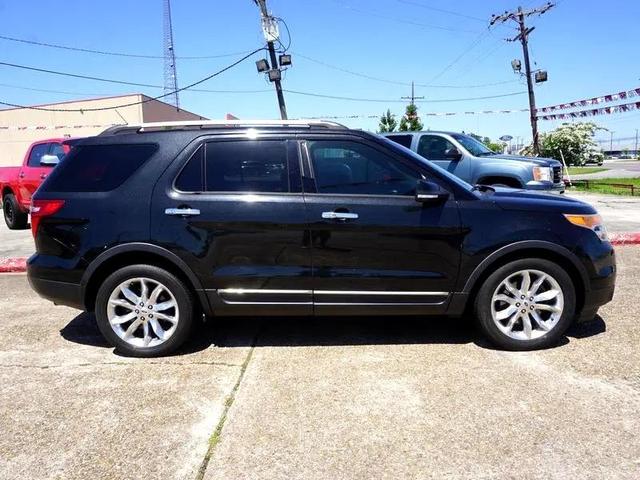 Photo of 2015 Tuxedo Black Metallic Ford Explorer