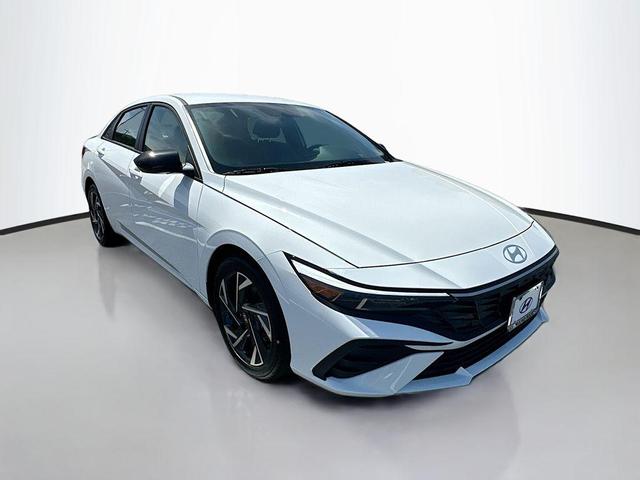 Photo of 2025 White Hyundai ELANTRA