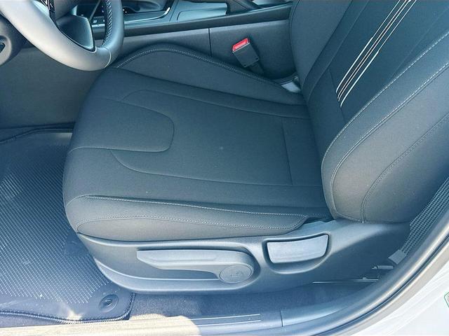 Photo of 2025 White Hyundai ELANTRA