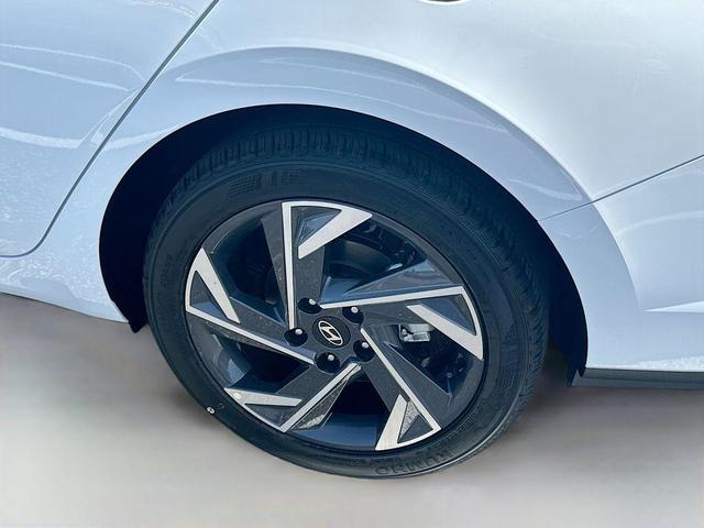 Photo of 2025 White Hyundai ELANTRA