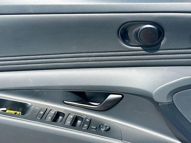 Photo of 2025 White Hyundai ELANTRA