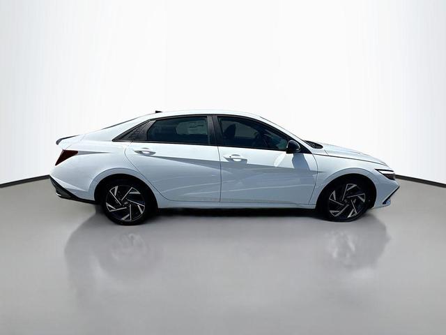 Photo of 2025 White Hyundai ELANTRA