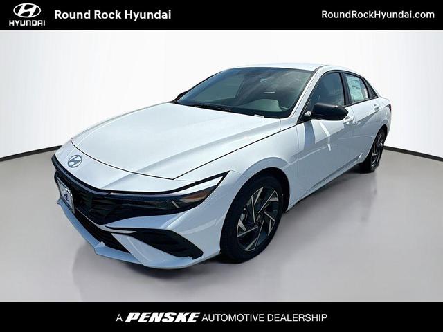 Photo of 2025 White Hyundai ELANTRA