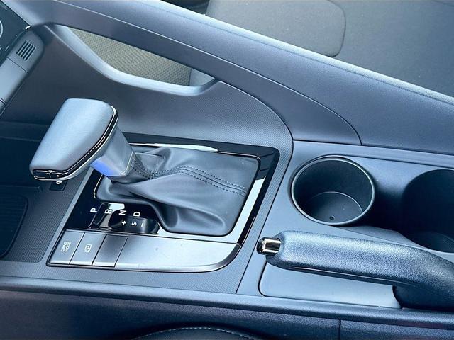 Photo of 2025 White Hyundai ELANTRA