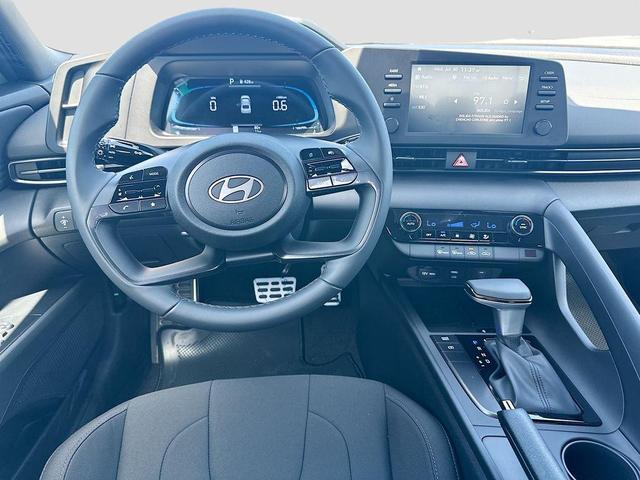 Photo of 2025 White Hyundai ELANTRA
