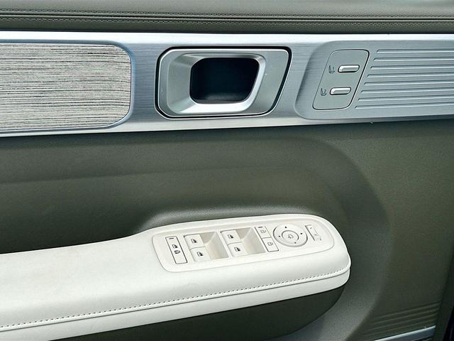Photo of 2025 Phantom Black Hyundai SANTA FE HEV