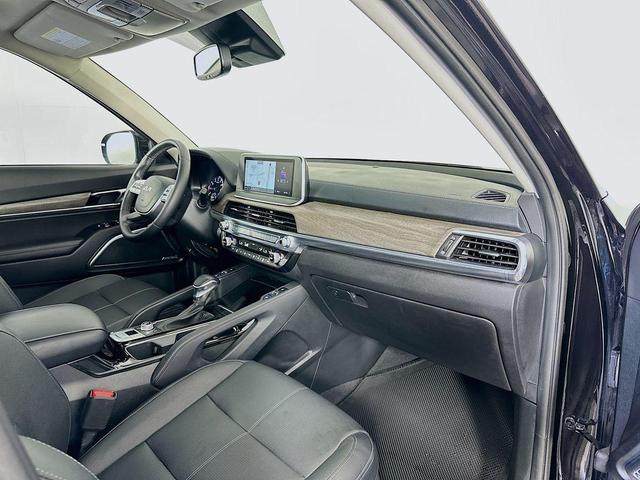 Photo of 2022 Black Kia Telluride