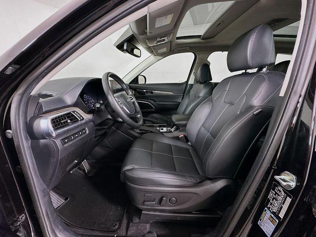 Photo of 2022 Black Kia Telluride