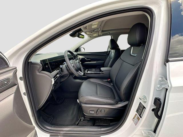 Photo of 2025 White Pearl Hyundai TUCSON
