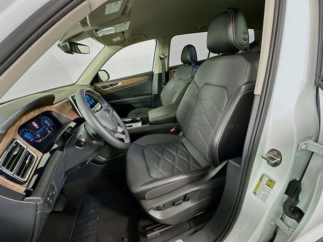 Photo of 2024 Pure White Volkswagen Atlas
