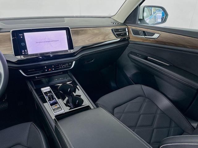 Photo of 2024 Pure White Volkswagen Atlas