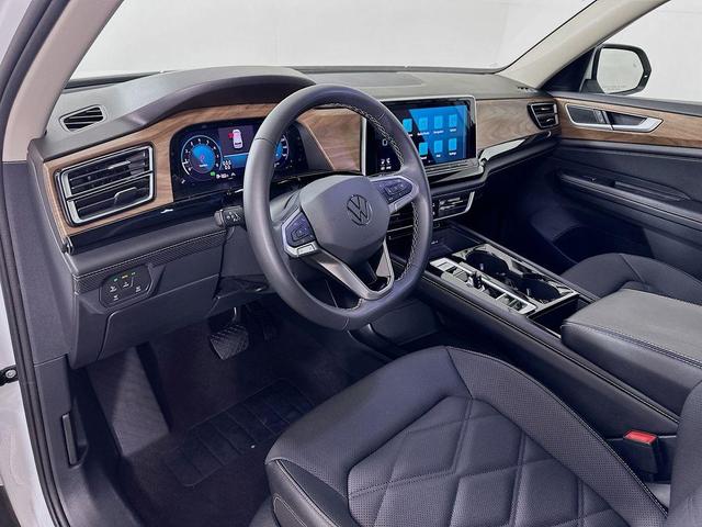 Photo of 2024 Pure White Volkswagen Atlas