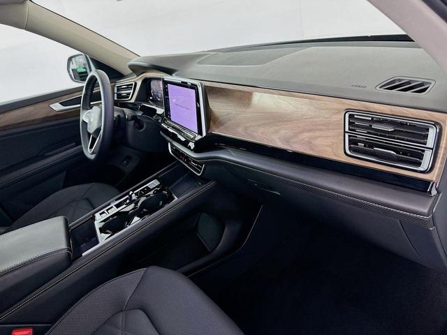 Photo of 2024 Pure White Volkswagen Atlas