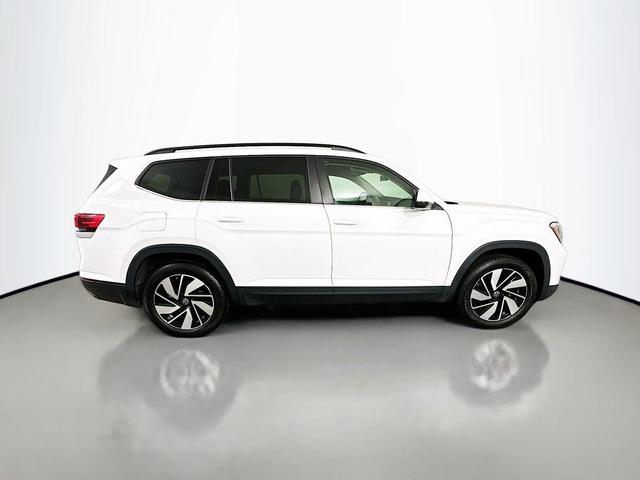 Photo of 2024 Pure White Volkswagen Atlas