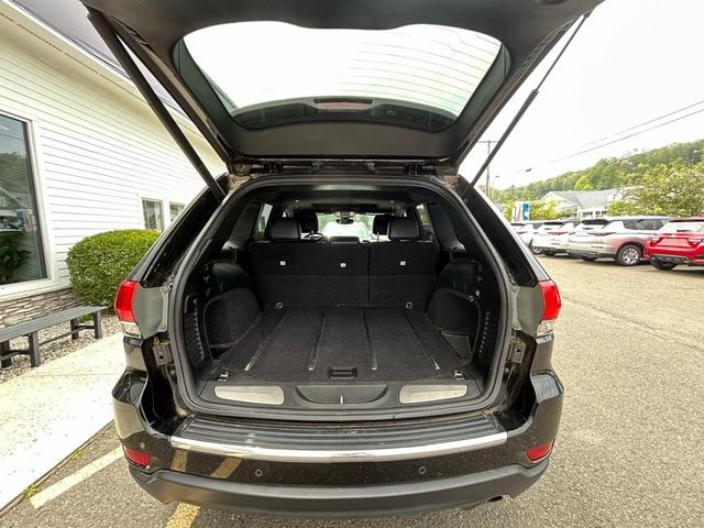 Photo of 2017 Diamond Black Jeep Grand Cherokee