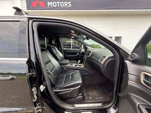Photo of 2017 Diamond Black Jeep Grand Cherokee
