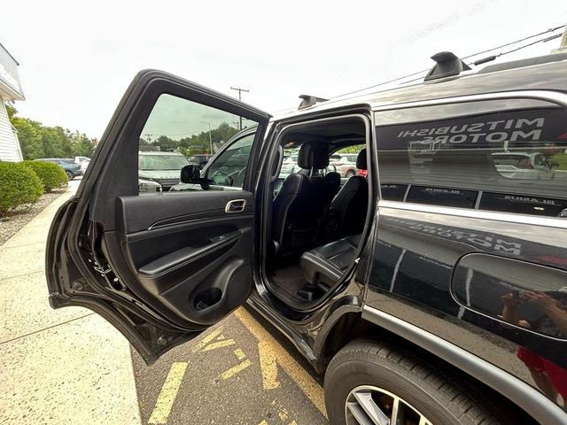 Photo of 2017 Diamond Black Jeep Grand Cherokee