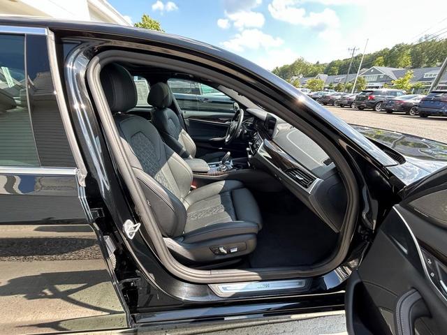 Photo of 2022 Black Sapphire Metallic BMW 540