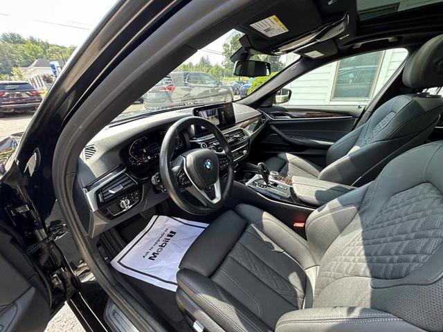 Photo of 2022 Black Sapphire Metallic BMW 540