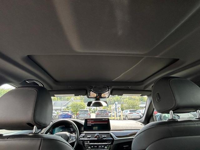 Photo of 2022 Black Sapphire Metallic BMW 540