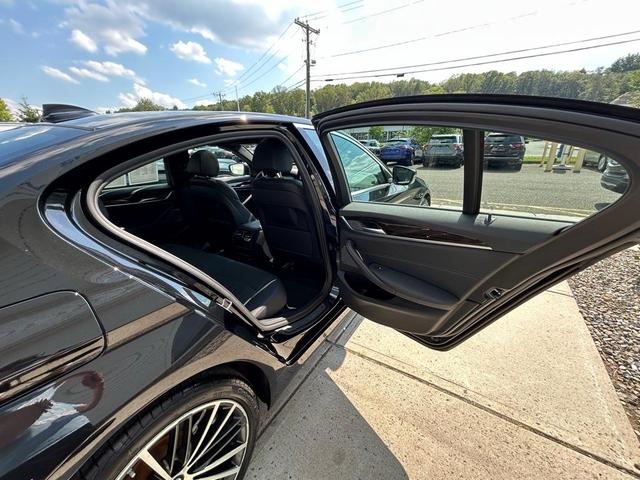 Photo of 2022 Black Sapphire Metallic BMW 540