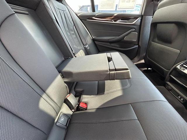 Photo of 2022 Black Sapphire Metallic BMW 540