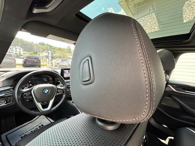 Photo of 2022 Black Sapphire Metallic BMW 540