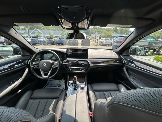 Photo of 2022 Black Sapphire Metallic BMW 540