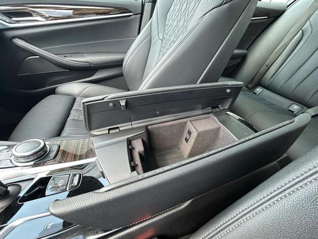 Photo of 2022 Black Sapphire Metallic BMW 540