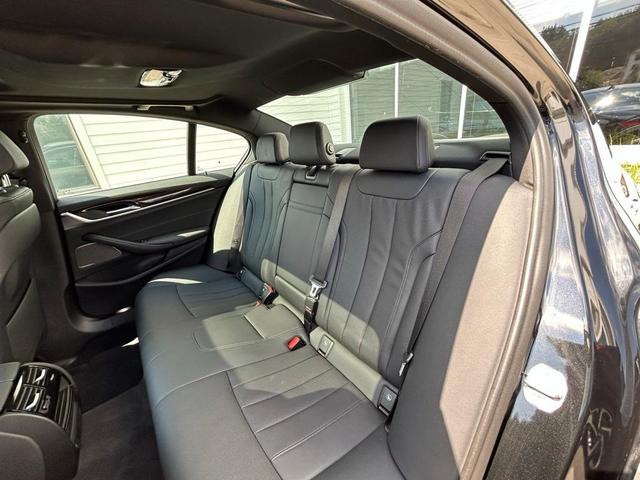 Photo of 2022 Black Sapphire Metallic BMW 540